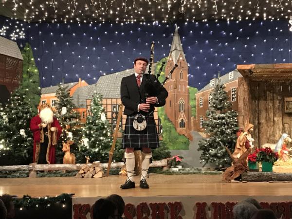 Marc-Steffen-Dudelsackspieler-Auftritt-KoelscheAdvent (1)