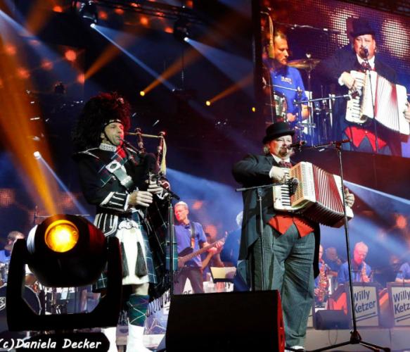 Marc-Steffen-Dudelsackspieler-Auftritt-Lancess-Arena-Sessionseröffnung-2018 (1)